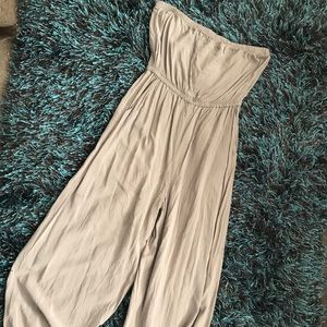 Sleeveless gray jumper